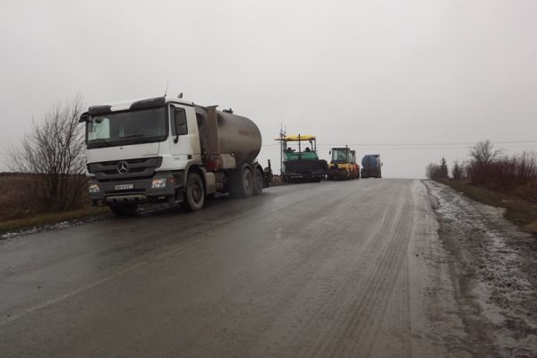 На Прикарпатті продовжується ремонт регіональної дороги (ФОТОФАКТ)