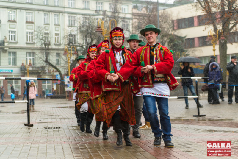 У центрі Франківська під співи і танці відкрили новорічно-різдвяний ярмарок (ФОТО)