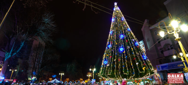 По святах: в Івано-Франківську починають демонтовувати новорічні прикраси