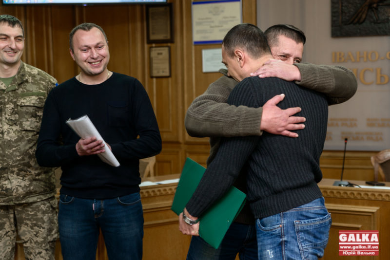 У Франківську під оплески трьом бійцям АТО вручили ключі від нових квартир (ФОТО)
