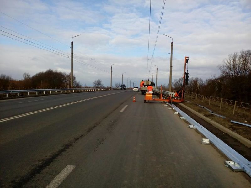 Прикарпатські дорожники оновили бар’єрне огородження на відремонтованій дорозі (ФОТОФАКТ)