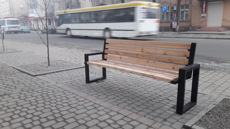 На Галицькій встановили нові лавки (ФОТО)