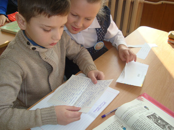 Прикарпатські школярі отримали листи від дітей зі Сходу (ФОТО)