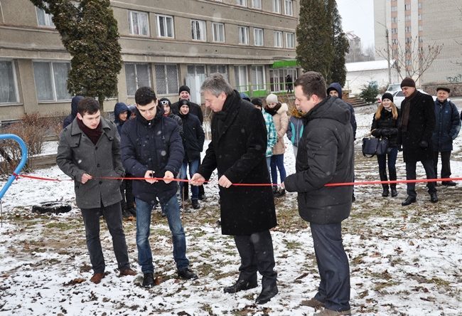 На території студмістечка у Франківську відкрили спортивний майданчик (ФОТО)