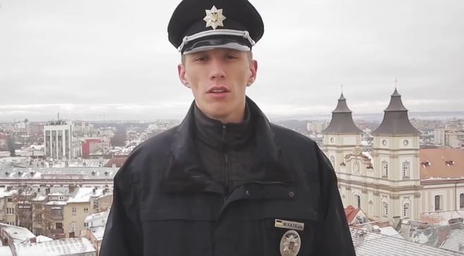 Українські патрульні створили новорічне відеопривітання. Міхалець знявся на Ратуші (ВІДЕО)