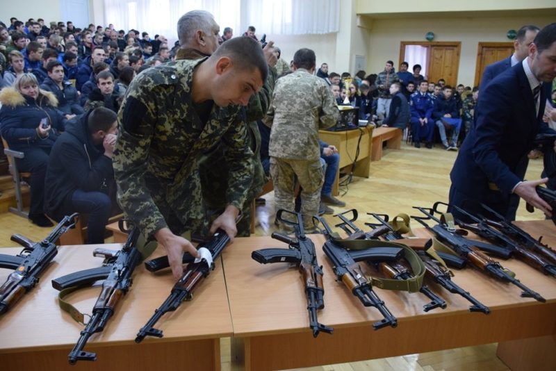 Школи міста отримали муляжі зброї (ФОТО)