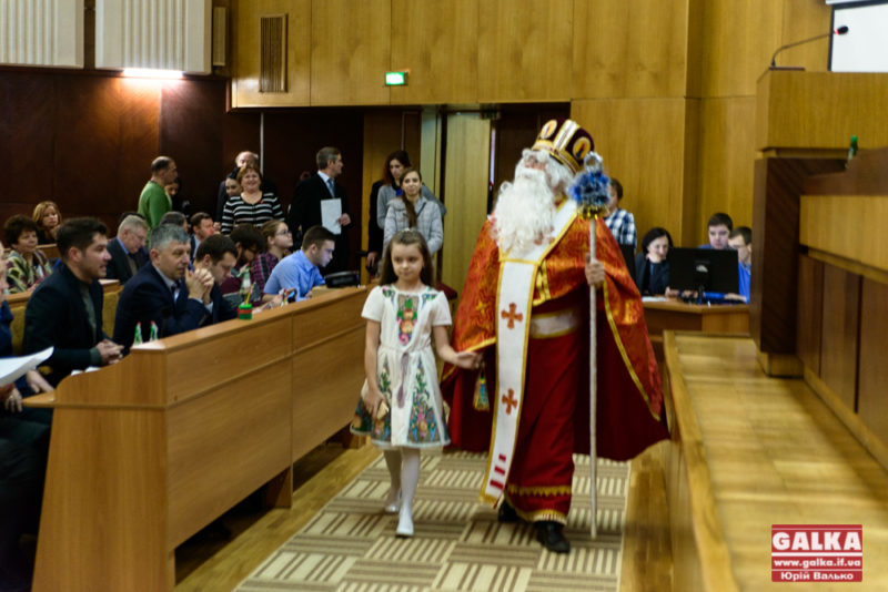 До депутатів міської ради прийшов “Святий Миколай” і пластуни (ФОТО)