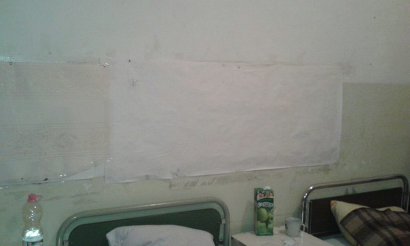 Діри в стінах, з яких вивалюються таргани, – пацієнт поділився враженнями від обласної дитячої лікарні (ФОТО)