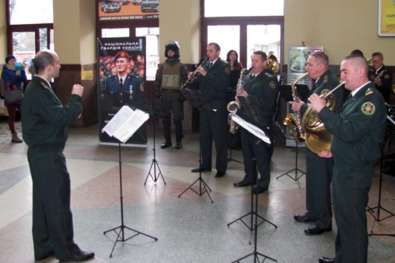 В Івано-Франківську оркестр нацгвардійців провів патріотичний флешмоб (ФОТО)