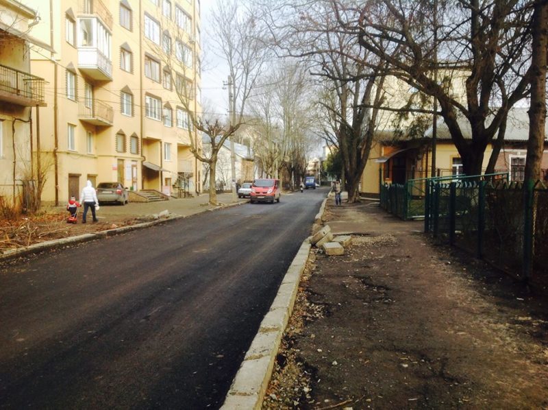 На Підгірянки виcтелили асфальт, тротуари – наступного року (ФОТО)