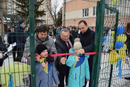 На подвір’ї франківської школи відкрили сучасне футбольне поле зі штучним покриттям