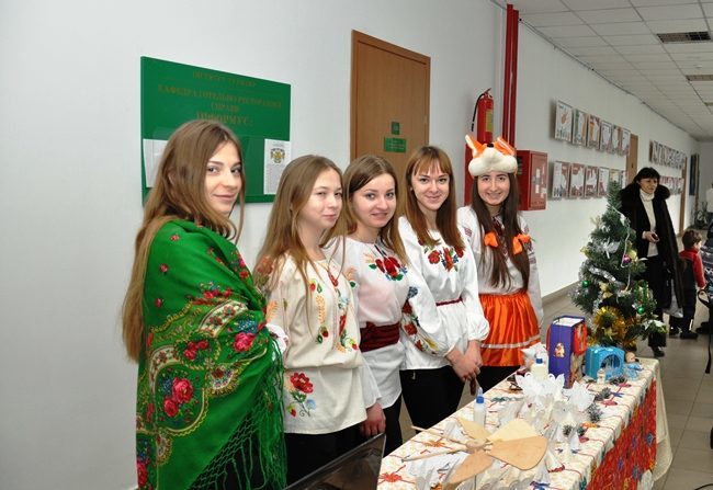 Франківські студенти та викладачі влаштували благодійний “Різдвяний ярмарок” (ФОТО)