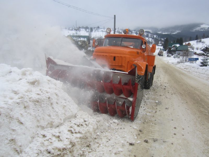 Дорожники Франківщини продовжують розчищати дороги від снігу (ФОТО)