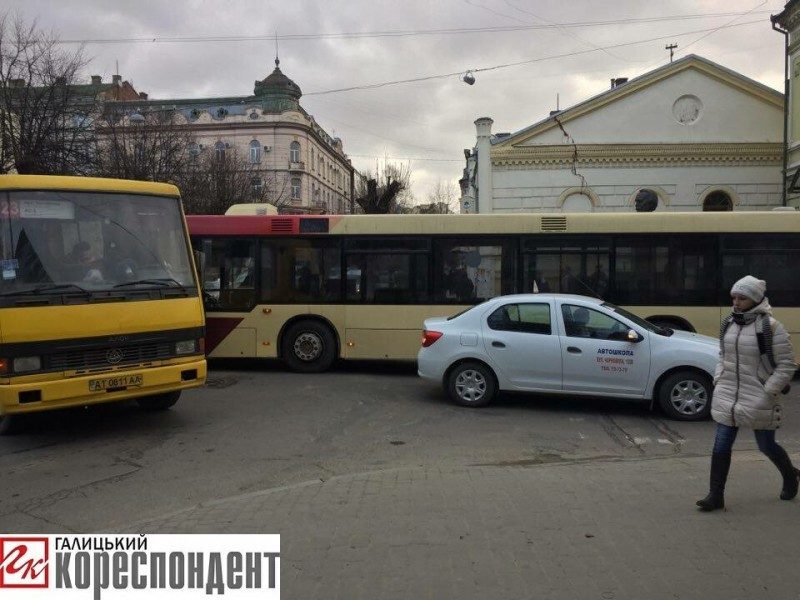 У центрі Франківська зіткнулися маршрутка і легковик (ФОТОФАКТ)