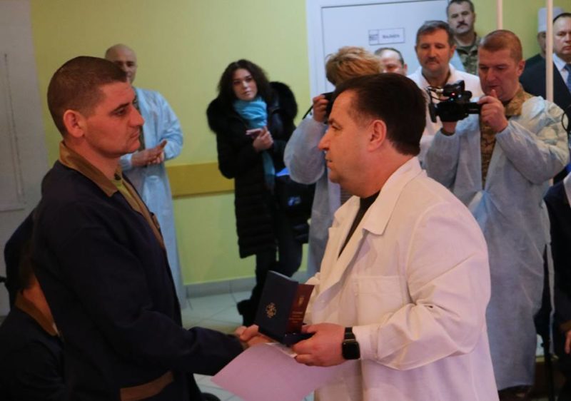 Поранений в АТО прикарпатець в шпиталі отримав нагороду від Міністра оборони (ФОТОФАКТ)