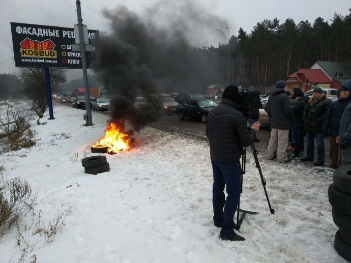 Близько двохсот людей частково блокують в’їзди до Києва