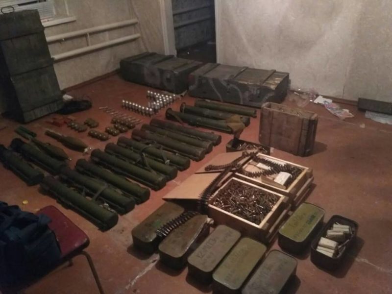 Івано-франківські працівники СБУ виявили велику схованку зі зброєю в зоні АТО (ВІДЕО)