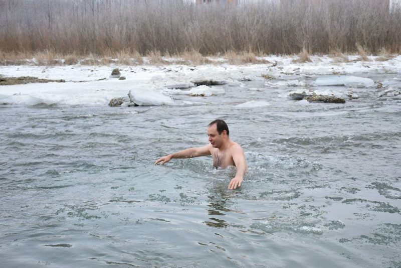Марцінків показав, як купався у річці на Водохреща (ФОТОФАКТ)