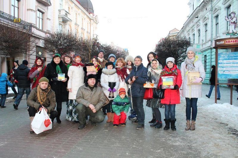Волонтери та колектив “Пенсія” наколядували понад шість тисяч гривень для допомоги бійцям АТО