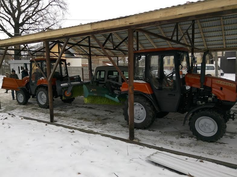 МІУК отримав два нові трактори для прибирання дворів від снігу