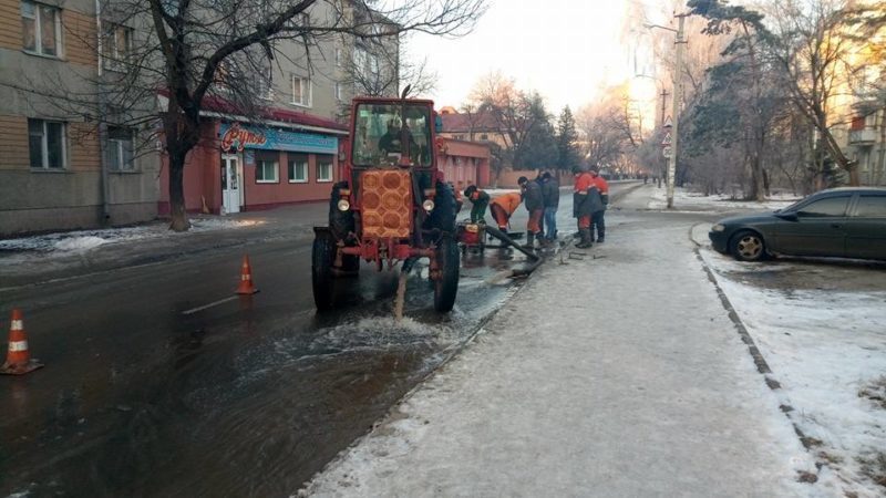 Через прорив водопроводу п’ять вулиць і “Хлібокомбінат” у Франківську до вечора будуть без води