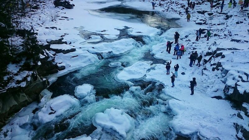 Вражаючі світлини замерзлого водоспаду в Яремчі (ФОТО)