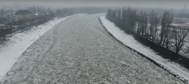 Неймовірний льодохід на річці Уж показали з висоти пташиного польоту (ВІДЕО)