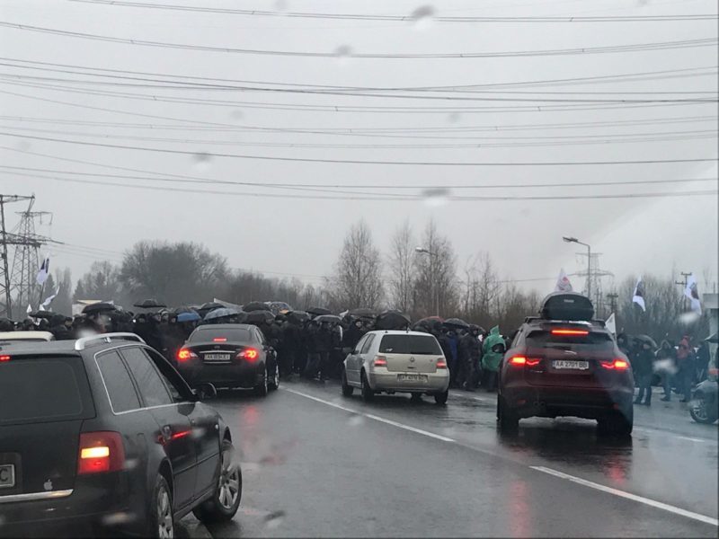 У Бурштині на дорозі страйкують обурені працівники ТЕС Ахметова (ФОТО)
