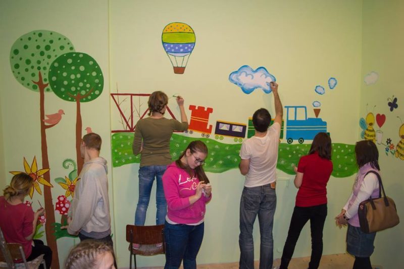 Волонтери цікаво розмалювали кімнату прикарпатського будинку-інтернату (ФОТО)