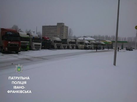 Через снігопад у Франківську заборонили в’їзд вантажівок