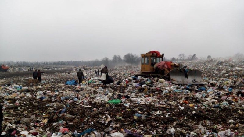 “Муніципальна варта” показала роботу стихійної сміттєсортувальної лінії у Рибному (ФОТО)