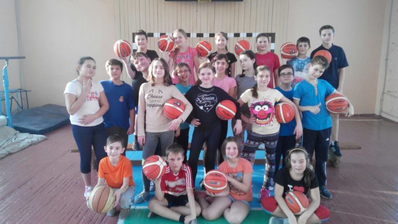 Обласній спортивній школі подарували 20 баскетбольних м’ячів