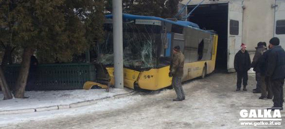 В депо “Електроавтотрансу” тролейбус розбився об стовп (ФОТОФАКТ)
