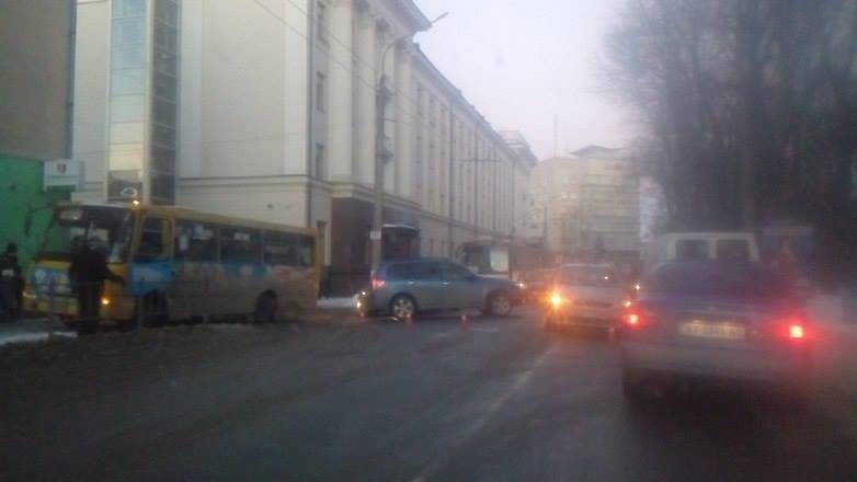 Вечірня ДТП на Василіянок: “стоїть” вся вулиця (ФОТОФАКТ)