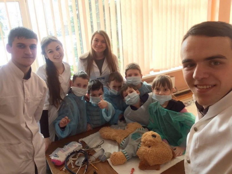 “Лікарня для ведмежат” завітала до франківських школярів (ФОТО)