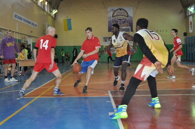 Студенти франківського медуніверситету змагалися за першість у баскетболі (ФОТО)
