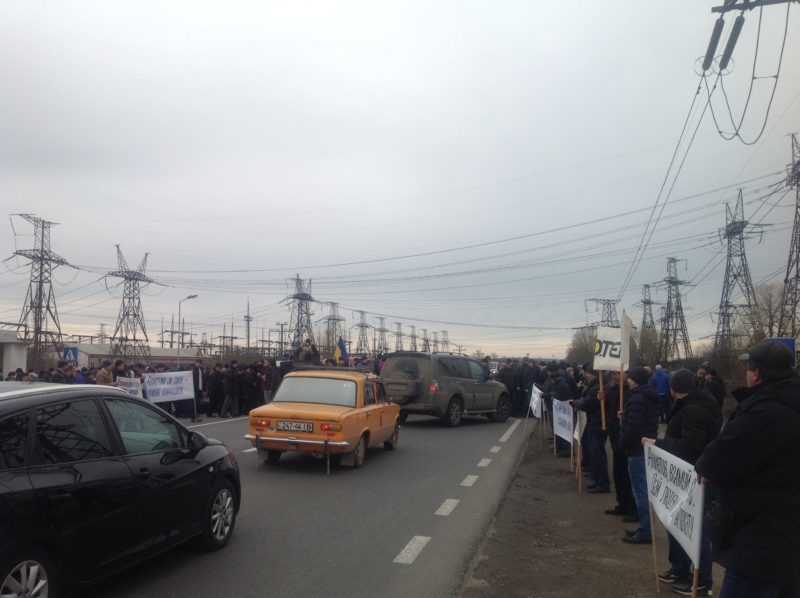 Біля Бурштина знову перекрили дорогу на Львів – до протестувальників приєдналися політики (ФОТО)
