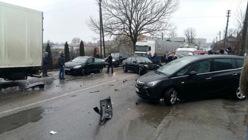 Вантажівка та легковик зіткнулися у Бурштині (ФОТО)