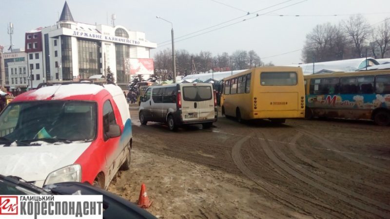 У Франківську зіткнулися маршрутка з мікроавтобусом (ФОТО)