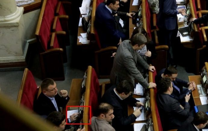 Прикарпатського нардепа спіймали на “кнопкодавстві” у парламенті (ВІДЕО)
