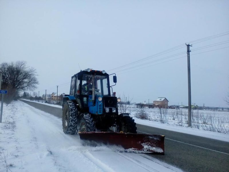 Прикарпатські дорожники продовжують розчищати автошляхи від снігу (ФОТО)