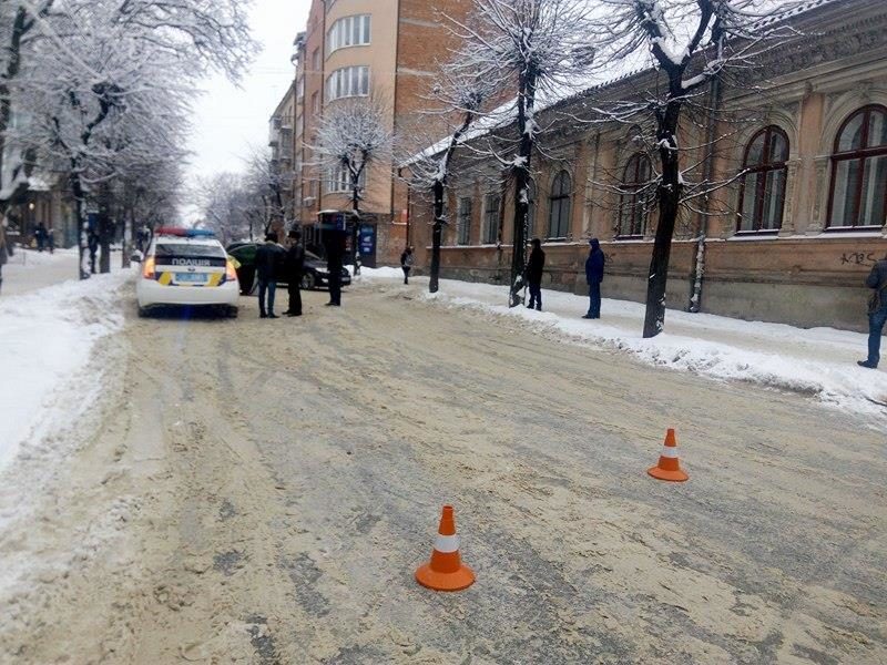 В Івано-Франківську через ДТП тимчасово перекрили частину вулиці Коновальця