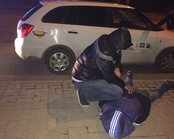 У Калуші з машини вкрали 40 тисяч гривень: крадіїв затримали посеред вулиці в Франківську (ФОТО)