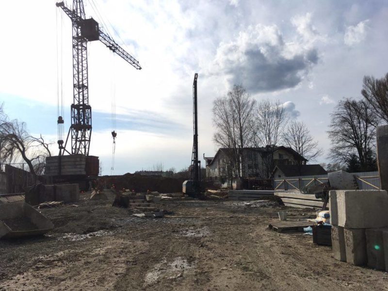 Як сім’я нардепа Солов’я будує комплекс апартаментів біля міського озера?