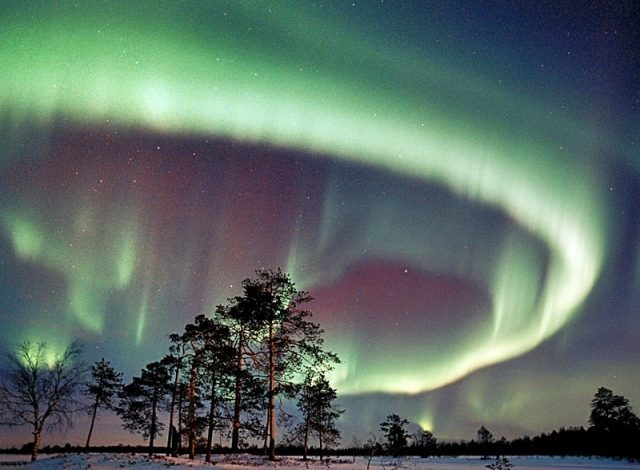 У небі над Канадою зафільмували полярне сяйво (ВІДЕО)