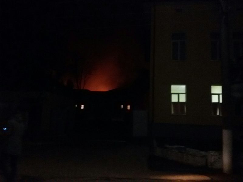Пожежа у військових в Коломиї: у “десятці” кажуть про кількох травмованих, вибухів не було (ДОДАНЕ ВІДЕО)