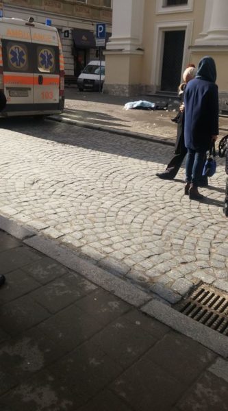 У центрі Львова жінку вбила брила льоду (ФОТОФАКТ)