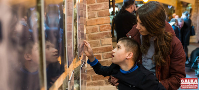 “Сто тисяч надій” дітей з інтернатів України показали на фотовиставці у Франківську (ФОТО)