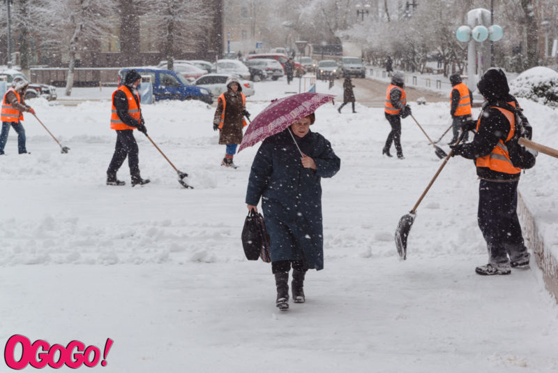 Зима не відступає: Івано-Франківськ накрив снігопад (ФОТО)