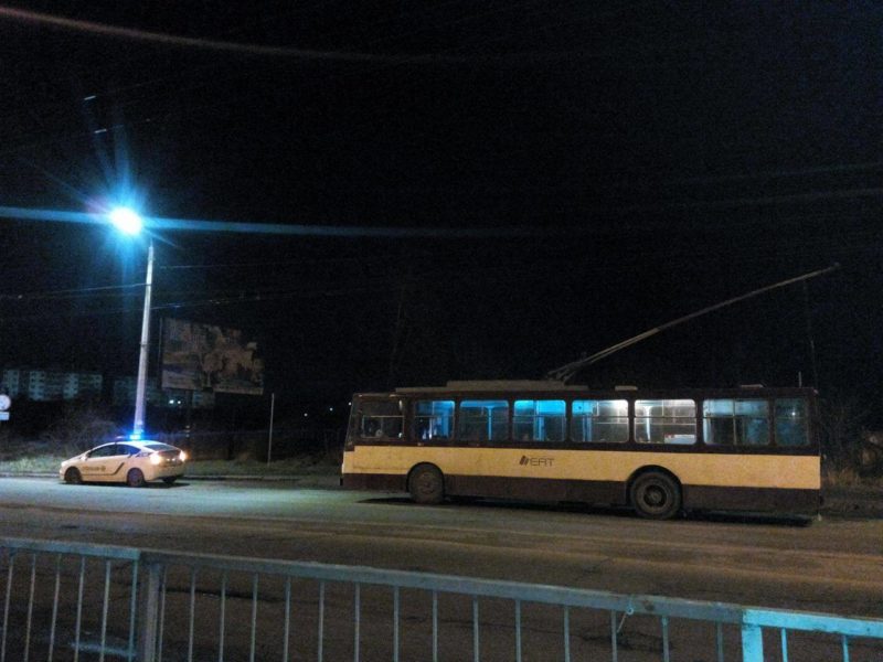 У Франківську п’яний пасажир головою розбив лобове скло тролейбуса